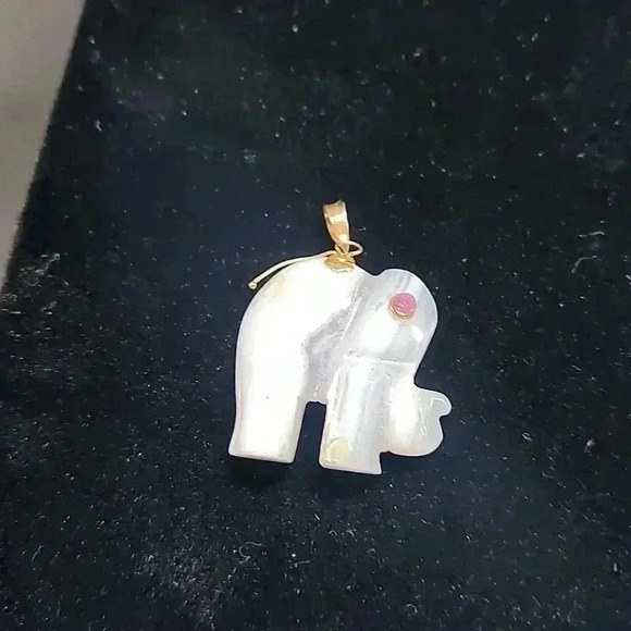 Banded agate card elephant pendant with 14 karat gold applique and Ruby eye - Picture 1 of 2